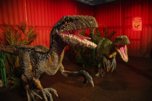 Dinossauro construído de peças de lego.